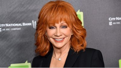 Does Reba Mcentire Wear Wigs?