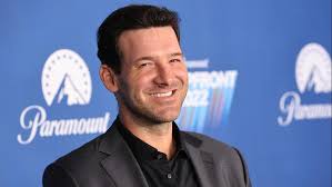 Exploring the Mystery: Does Tony Romo Sport a Hairpiece? – KLAIYI